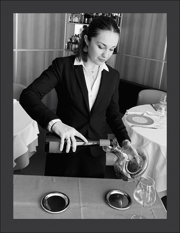 Audrey-sommelier-ambassade-noir-et-blanc